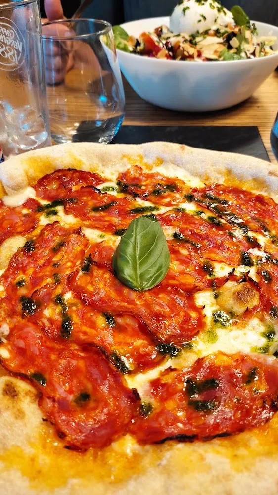 Pizza Salami Piquante Et Basilic